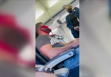 Video : Expulsan de avión a pasajero por usar tanga como tapabocas